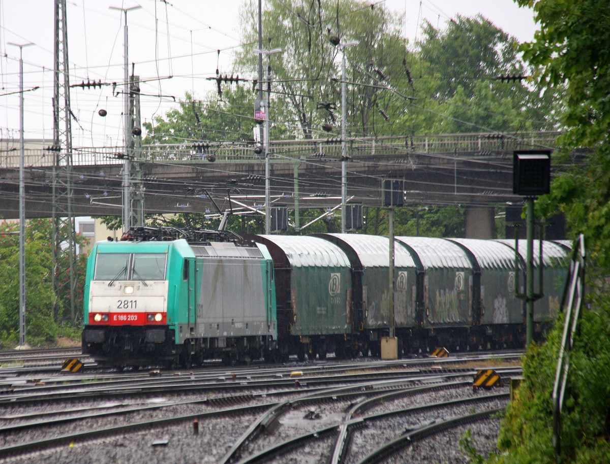 Die Cobra 2811 kommt aus Richtung Montzen/Belgien mit einem Kurzen Coilzug aus Kinkempois(B) nach Köln-Gremberg und fährt in Aachen-West ein.
Aufgenommen vom Bahnsteig in Aachen-West bei Regenwetter am 10.5.2014.
