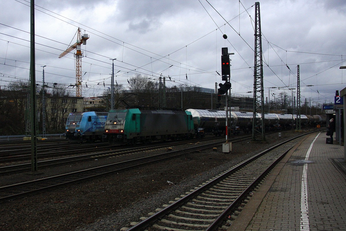 Die Cobra 2811 kommt aus Richtung Köln,Aachen-Hbf,Aachen-Schanz mit einem langen Kesselzug aus Ludwigshafen-BASF nach Antwerpen-BASF(B) und fährt in Aachen-West ein. 
Aufgenommen vom Bahnsteig in Aachen-West bei Regenwolken am Nachmittag vom 11.1.2015.
