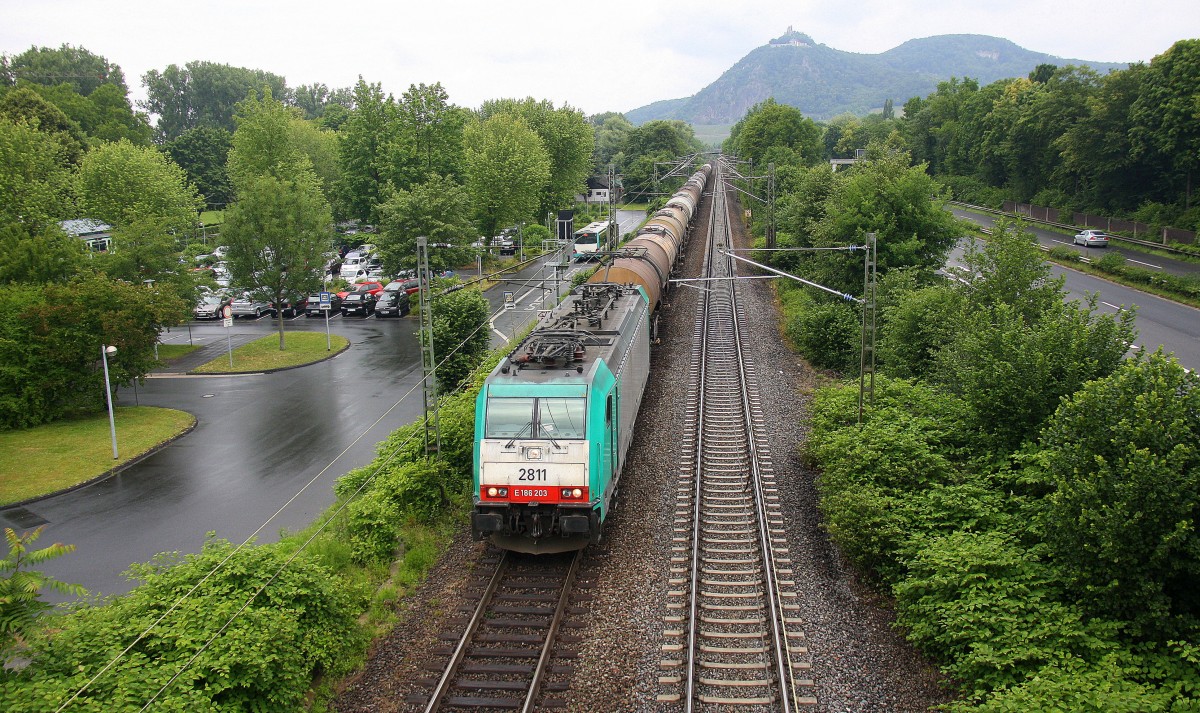 Die Cobra 2811 kommt aus Richtung Köln mit einem langen Kesselzug aus Antwerpen-BASF nach Ludwigshafen-BASF(D) und fährt in Richtung Koblenz. Aufgenommen auf der Rechten Rheinstrecke bei Bad-Honnef am Rhein.
Bei Regenwetter am Mittag vom 19.6.2015.