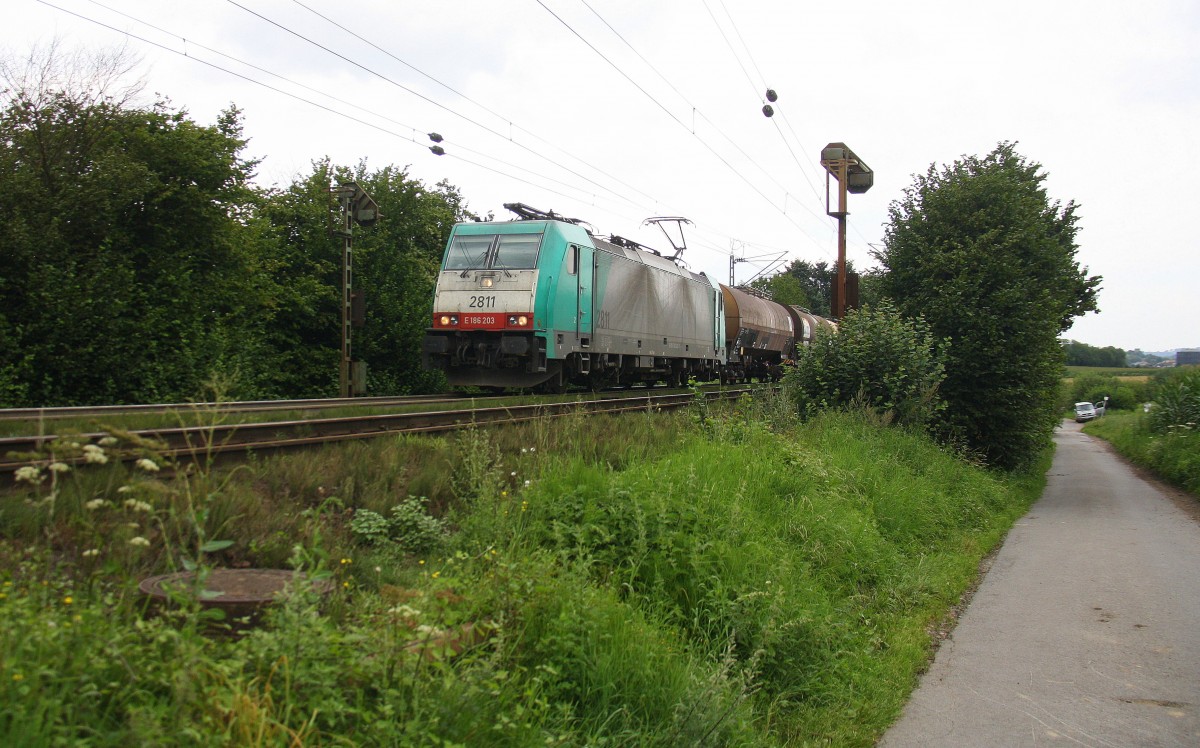 Die Cobra 2811 kommt die Gemmenicher-Rampe hoch mit einem lagen Kesselzug aus Ludwigshafen-BASF nach Antwerpen-BASF(B) am Ende fährt 185 345-6 DB als Schubhilfe bis zum Gemmenicher-Tunnel. 
Aufgenommen an der Montzenroute am Gemmenicher-Weg bei Sonne und Wolken am Nachmittag vom 3.8.2014.