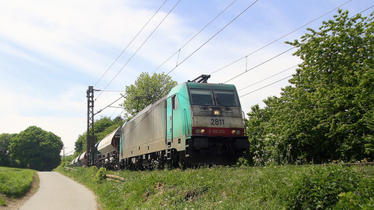 Die Cobra 2811 kommt die Gemmenicher-Rampe herunter nach Aachen-West mit einem Kurzen Kalkzug aus Marche-les-Dames(B) nach Hagen(D). Aufgenommen an der Montzenroute am Gemmenicher-Weg. Bei schönem Frühlingswetter Mittag vom 14.5.2015.