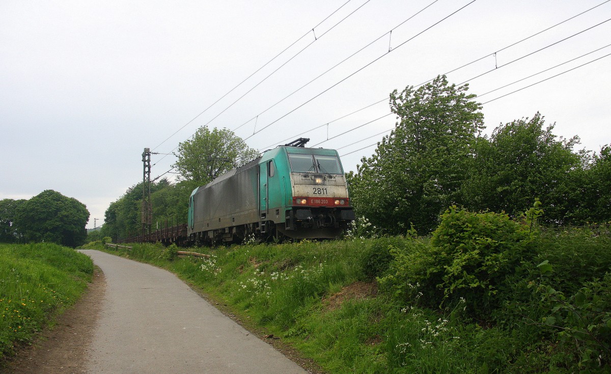 Die Cobra 2811 kommt die Gemmenicher-Rampe herunter nach Aachen-West mit einem langen gemischten Güterzug aus Antwerpen-Noord(B) nach Köln-Gremberg(D).
Aufgenommen an der Montzenroute am Gemmenicher-Weg.
Bei Regenwolken am 16.5.2015.