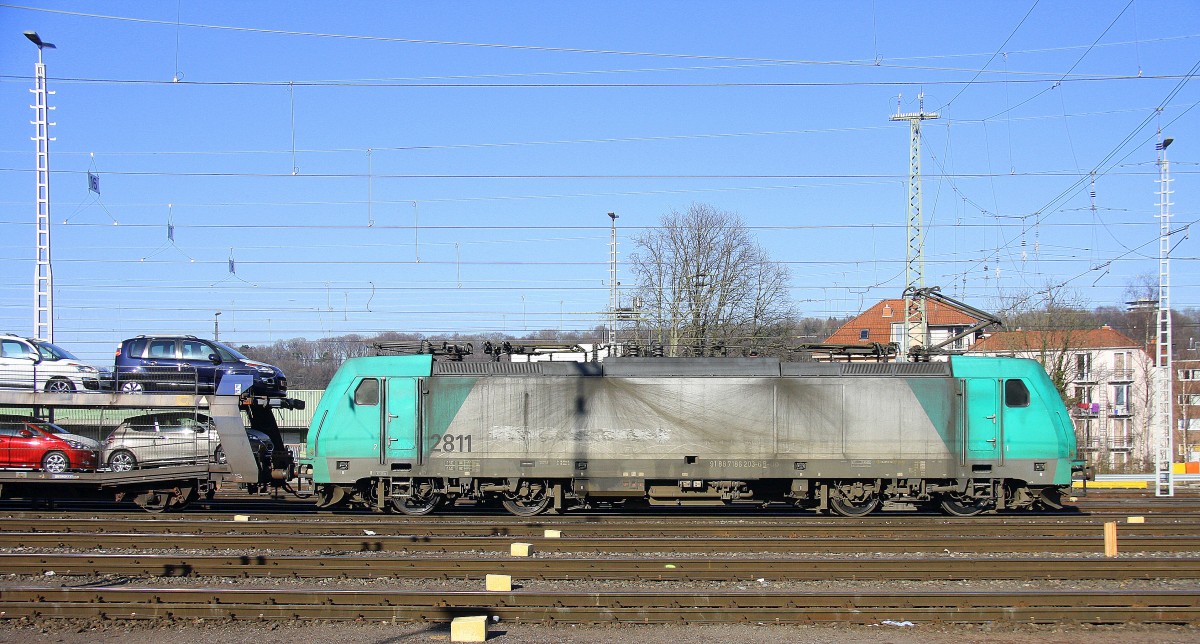 Die Cobra 2811 steht in Aachen-West mit einem langen Peugeot-Citroen-Auto-Zug aus Kolín(CZ) nach Zeebrugge-Pelikaan(B). Aufgenommen vom Bahnsteig in Aachen-West. Bei schönem Frühlingswetter am Nachmittag vom 12.3.2015.