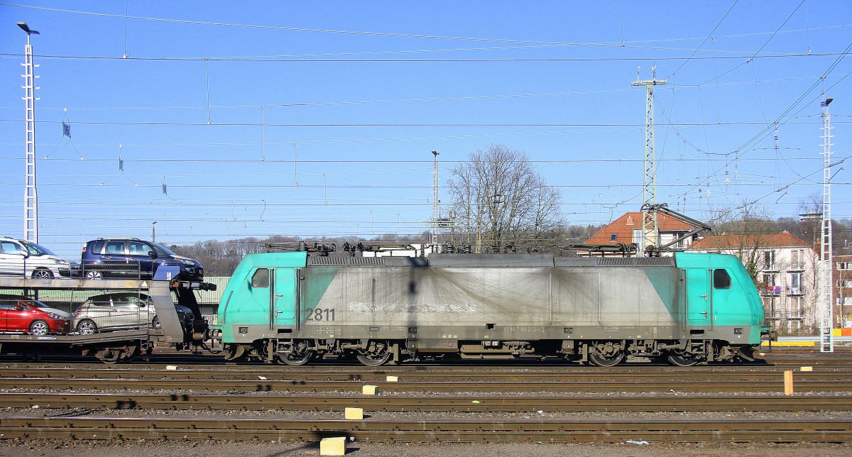 Die Cobra 2811 steht in Aachen-West mit einem langen Peugeot-Citroen-Auto-Zug aus Kolín(CZ) nach Zeebrugge-Pelikaan(B). Aufgenommen vom Bahnsteig in Aachen-West. Bei schönem Frühlingswetter am Nachmittag vom 12.3.2015.