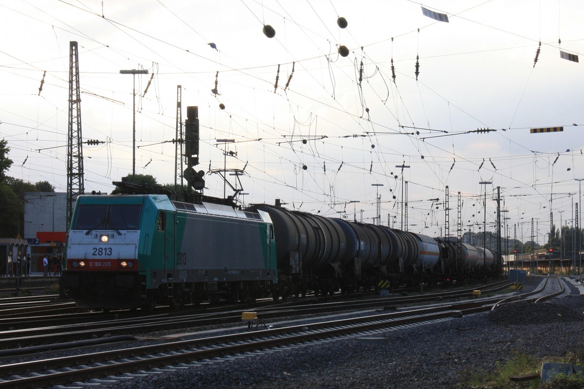 Die Cobra 2813 f�hrt mit einem langen Kesselzug aus Ludwigshafen-BASF nach Antwerpen-BASF(B) bei der Ausfahrt aus Aachen-West und f�hrt in Richtung Montzen/Belgien am einem sch�nem Sommerabend in der Abendstimmung am 12.8.2013.