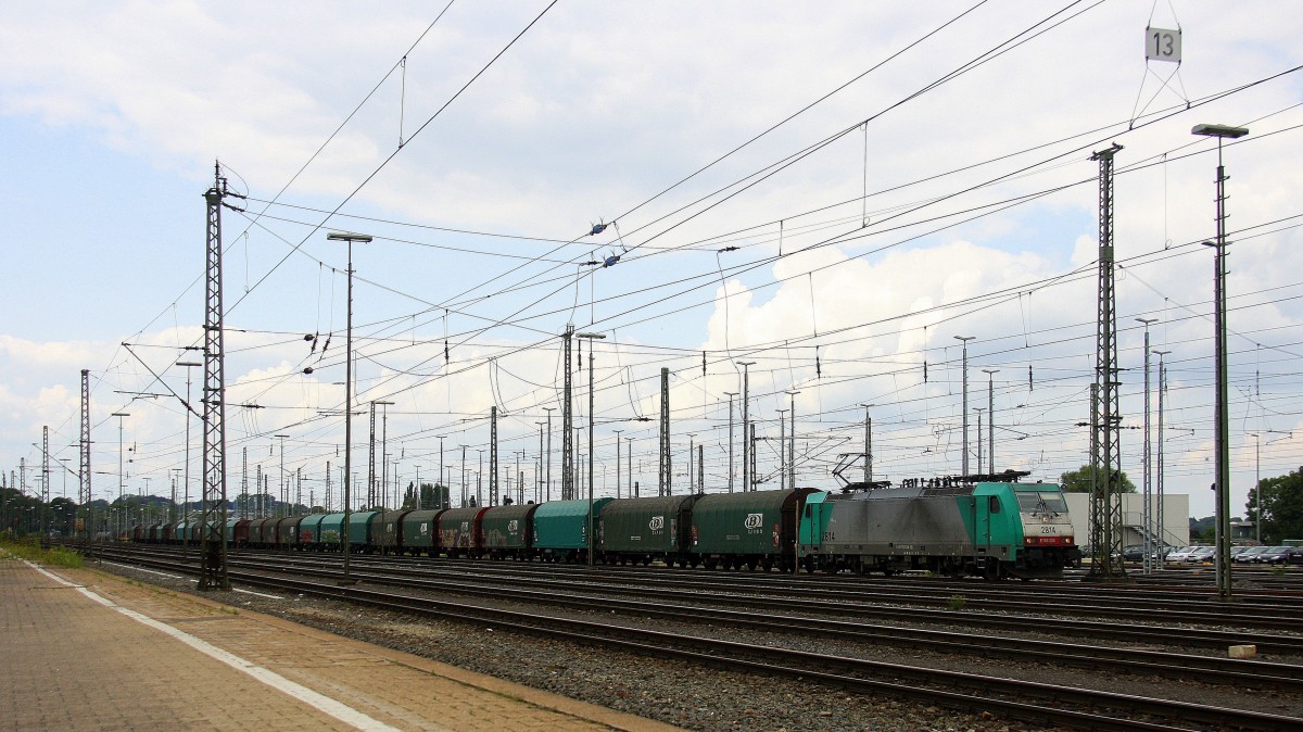 Die Cobra 2814 fährt mit einem Kurzen Coilzug aus Kinkempois(B) nach Köln-Gremberg bei der Ausfahrt aus Aachen-West und fährt in Richtung Aachen-Schanz,Aachen-Hbf,Köln. 
Aufgenommen vom Bahnsteig in Aachen-West bei schönem Sonnenschein am 5.8.2014.