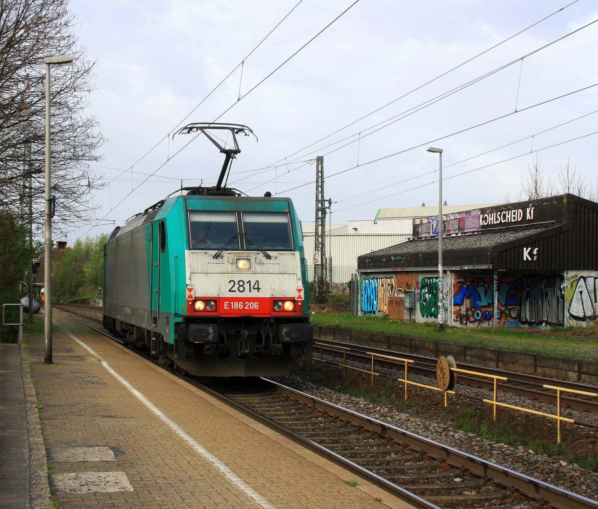 Die Cobra 2814 kommt als Lokzug die Kohlscheider-Rampe hoch aus Richtung Neuss und fährt in Richtung Aachen-West und fährt durch Kohlscheid in der Abendsonne am Abend vom 3.4.2014.