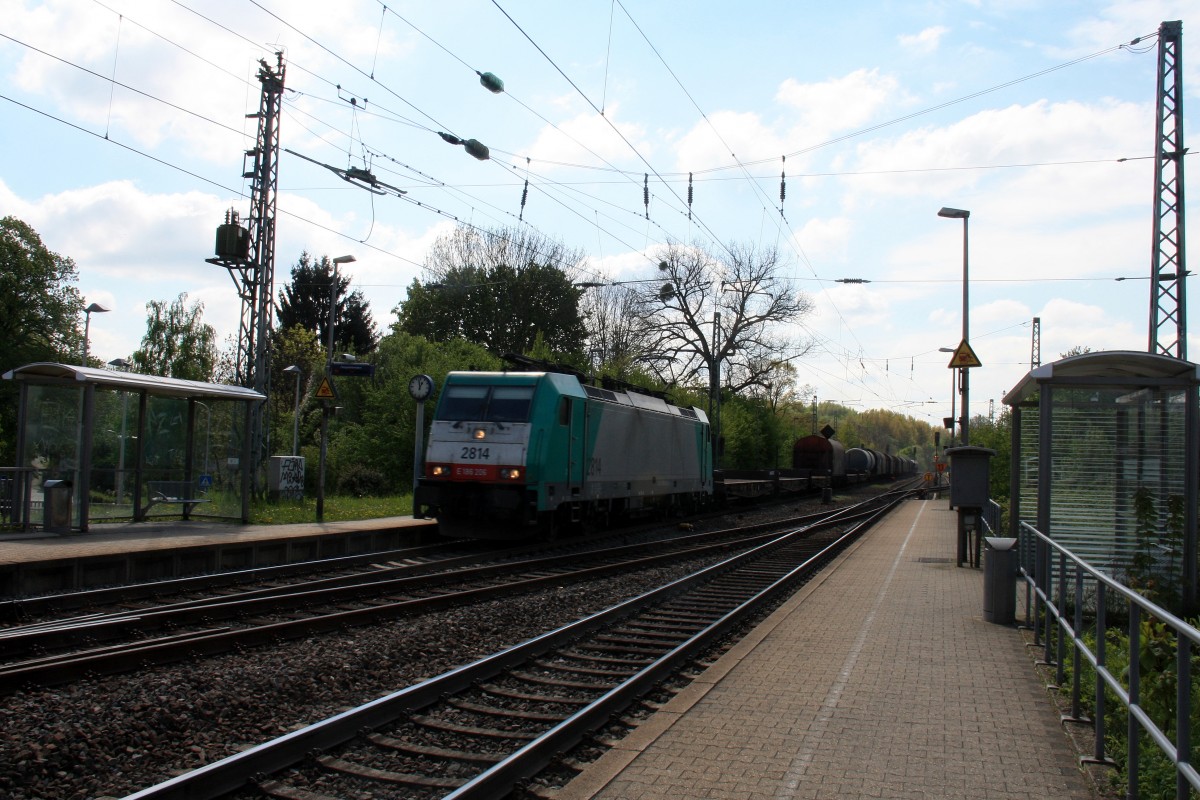 Die Cobra 2814 kommt als Umleiter aus Richtung Aachen-West mit einem langen gemischten Güterzug aus Antwerpen-Noord(B) nach Köln-Gremberg und fährt in Richtung Herzogenrath,Neuss. 
Aufgenommen bei der Durchfahrt in Kohlscheid bei schönem Frühlingswetter am 19.4.2014.