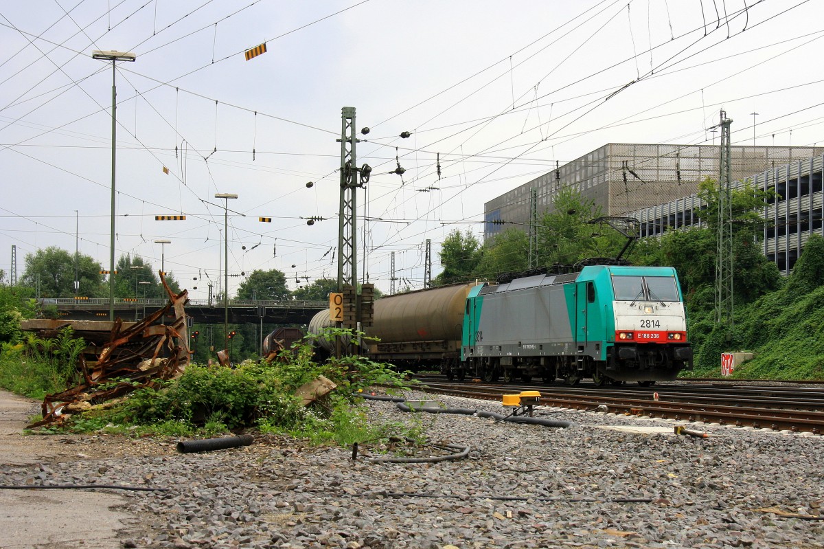 Die Cobra 2814 kommt aus Richtung Kln,Aachen-Hbf mit einem langen gemischten Gterzug aus Kln-Gremberg nach Antwerpen-Noord(B) und fhrt in Aachen-West ein bei Regenwolken am 25.8.2013.