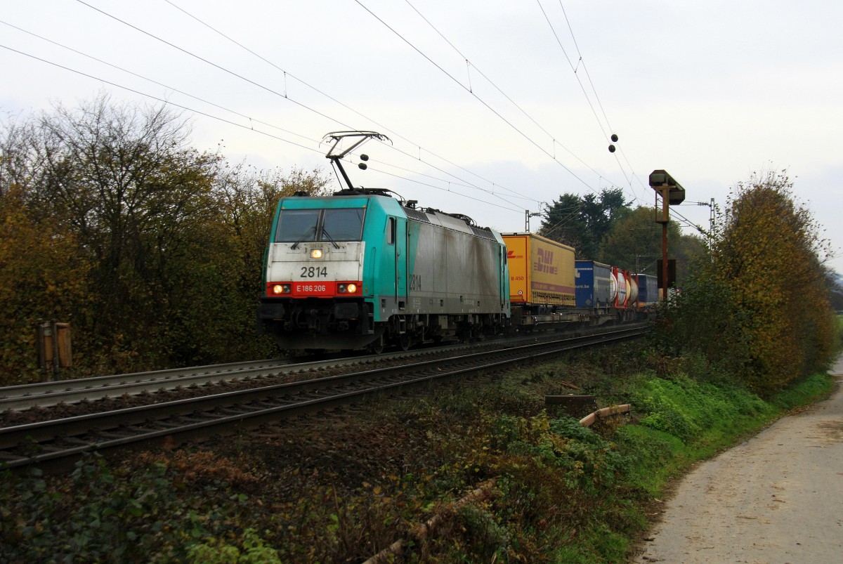 Die Cobra 2814 kommt aus Richtung Aachen-West und fhrt die Gemmenicher-Rampe hochgefahren mit einem langen Containerzug aus Gallarate(I) nach Antwerpen-Oorderen(B) und fhrt in Richtung Montzen/Belgien. Aufgenommen an der Montzenroute am Gemmenicher-Weg bei Wolken am Nachtmittag vom 17.11.2013.