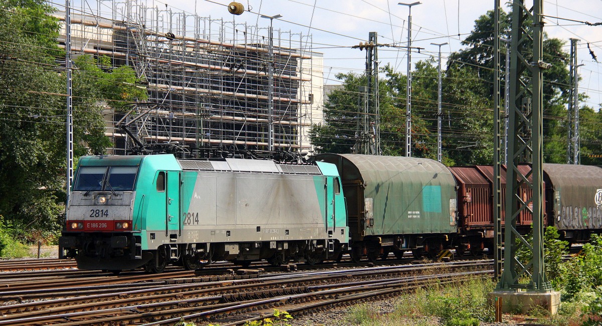 Die Cobra 2814 kommt aus Richtung Montzen/Belgien mit einem Kurzen Coilzug aus Kinkempois(B) nach Köln-Gremberg und fährt in Aachen-West ein.
Aufgenommen vom Bahnsteig in Aachen-West  bei Schönem Sonnenschein am 5.8.2014.