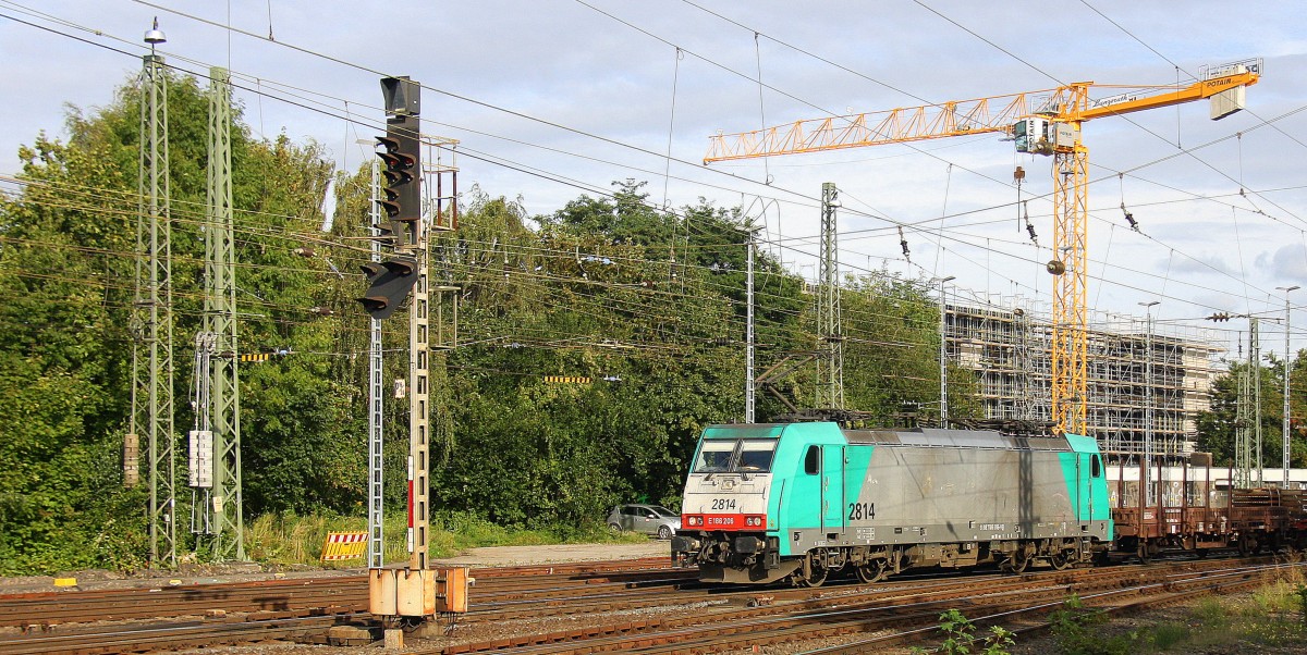 Die Cobra 2814 kommt aus Richtung Köln,Aachen-Hbf mit einem langen gemischten Güterzug aus Köln-Gremberg nach Antwerpen-Noord(B) und fährt in Aachen-West ein.
Aufgenommen vom Bahnsteig  in Aachen-West in der Abendsonne und Wolken am Abend vom 29.8.2014. 