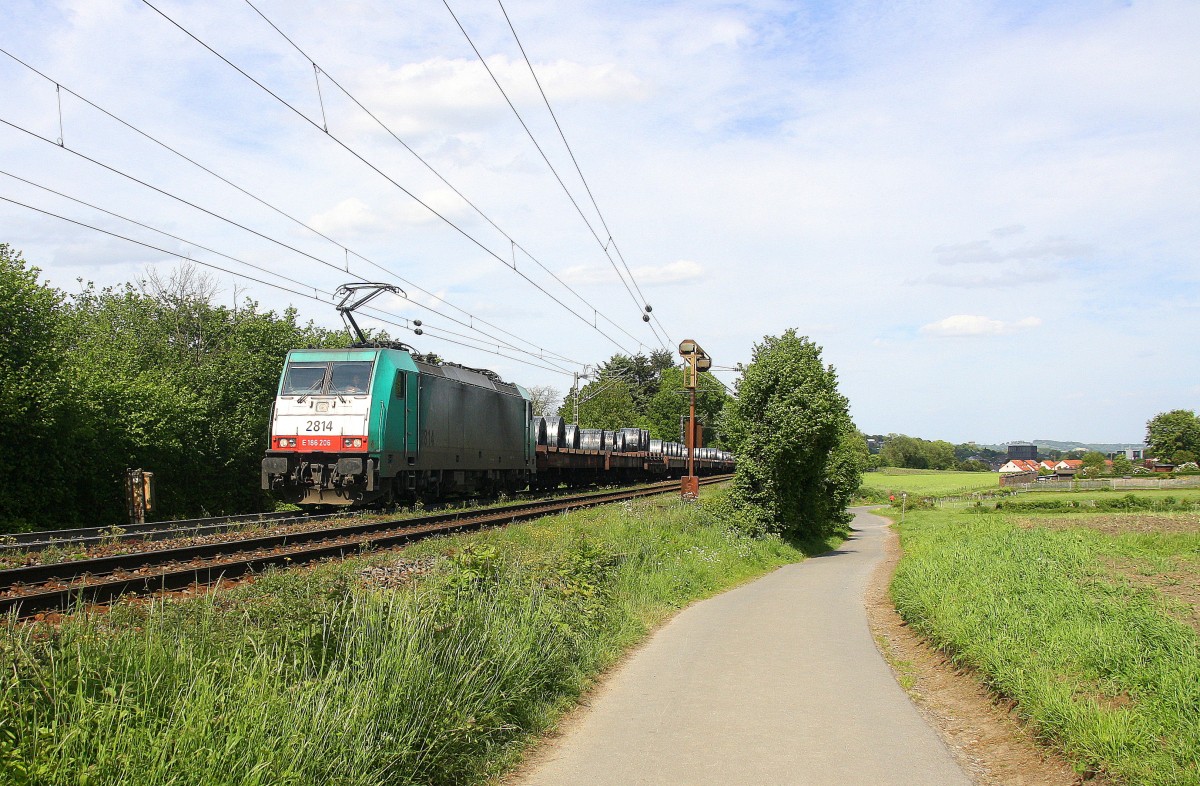 Die Cobra 2814  kommt aus Richtung Aachen-West und fährt die Gemmenicher-Rampe hochgefahren mit einem  einem schweren Coilzug aus Bremen(D) nach Kinkempois(B) und am Zugende ist die 185 320-9 DB fährt als Schubhilfe und schiebt von Aachen-West bis zum Gemmenicher-Tunnel. Aufgenommen an der Montzenroute am Gemmenicher-Weg. Bei schönem Frühlingswetter am Nachmittag vom 18.5.2015.