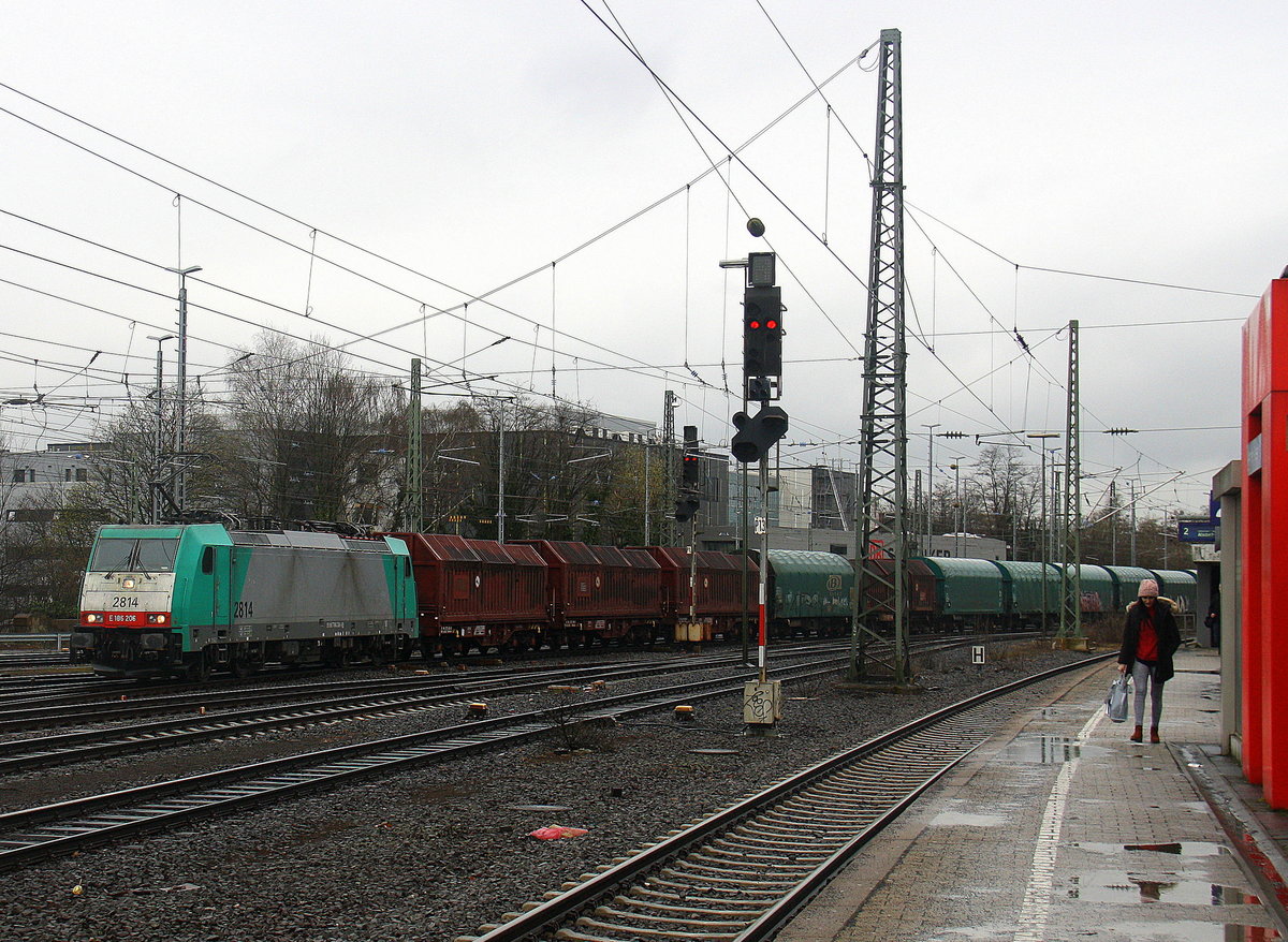 Die Cobra 2814  kommt aus Richtung Montzen/Belgien mit einem langen gemischten Güterzug aus Antwerpen-Noord(B) nach Köln-Gremberg und fährt in Aachen-West ein. Aufgenommen vom Bahnsteig in Aachen-West. 
Bei Regenwetter am Nasskalten Nachmittag vom 31.3.2016.