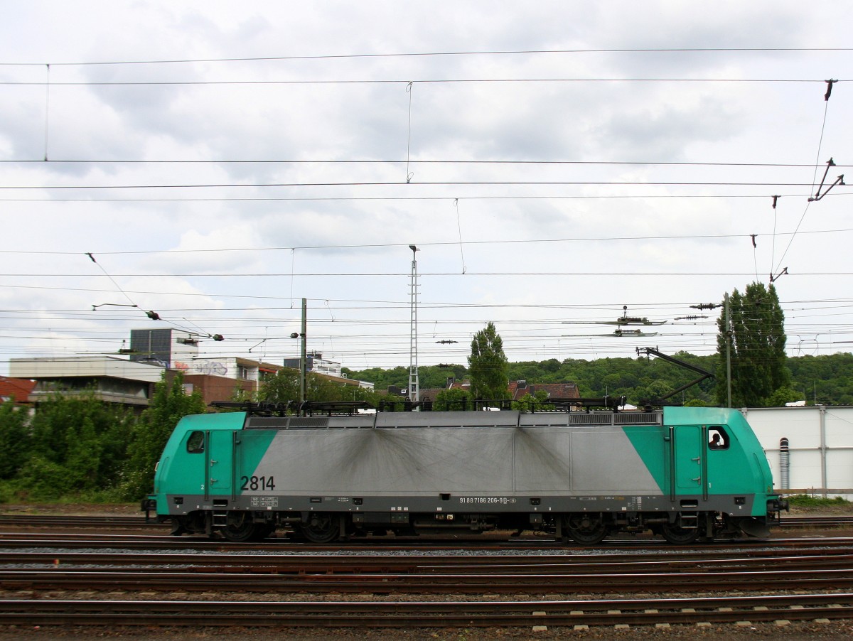 Die Cobra 2814 rangiert in Aachen-West. Aufgenommen vom Bahnsteig in Aachen-West bei Sonne und Wolken am Nachmittag vom 25.5.2014.