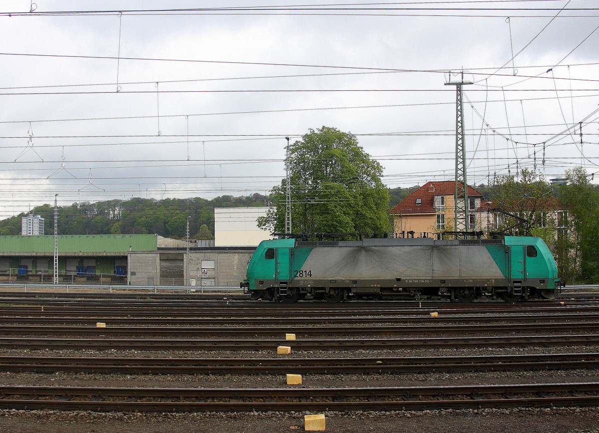 Die Cobra 2814 rangiert in Aachen-West.
Aufgenommen  vom Bahnsteig in Aachen-West.
Bei Regenwolken am Nachmittag vom 25.4.2015.