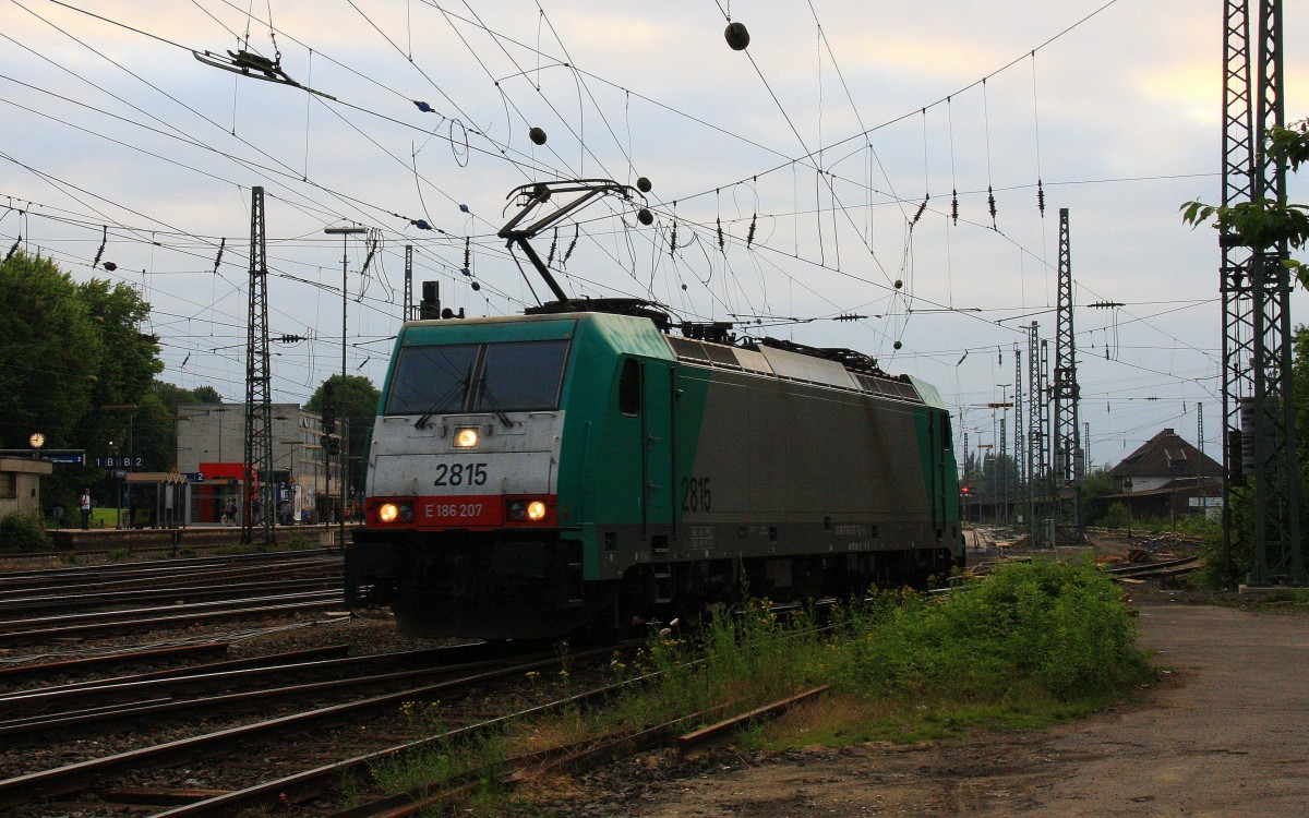 Die Cobra 2815 rangiert in Aachen-West in der Abendstimmung und in der Abendsonne und Wolken am Abend vom 4.7.2013.
