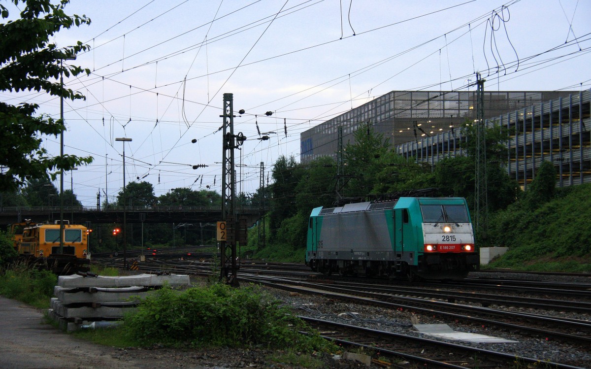 Die Cobra 2815 rangiert in Aachen-West  und auf dem Nebengleis steht eine Stopfmaschine und ein Schotterprofiliermaschine steht auf dem abstellgleis in Aachen-West in der Abendstimmung und Wolken am Abend vom 4.7.2013. 
