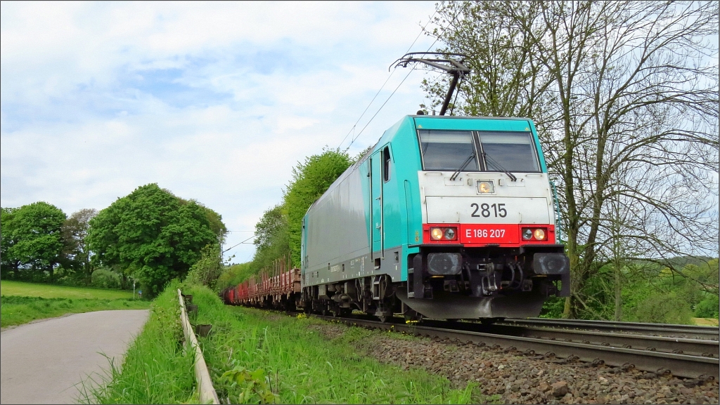 Die Cobra 2815 rollt mit ihrer Güterfracht Aachen West entgegen. Hier am Friedrichweg unweit vom Dreiländereck auf der Montzenroute zu sehen am 11.Mai 2017. 