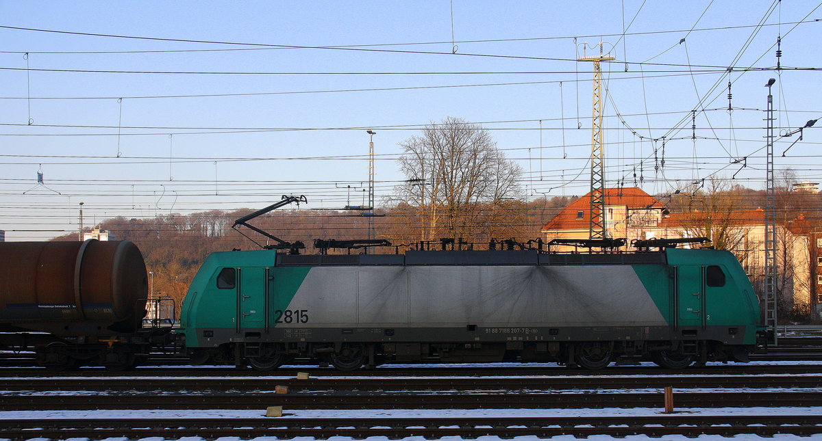 Die Cobra 2815 steht einem Kesselzug aus Antwerpen-BASF(B) nach Ludwigshafen-BASF(D) und wartet auf die Abfahrt nach Köln-Gremberg. 
Aufgenommen vom Bahnsteig in Aachen-West.
Bei Sonnenschein am Kalten Nachmittag vom 26.1.2017.