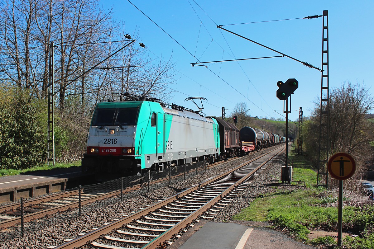 Die Cobra 2816 (E 186 208) durchfährt am 15.04.2015 mit einem gemischten Güterzug den Haltepunkt Eilendorf in Richtung Aachen.