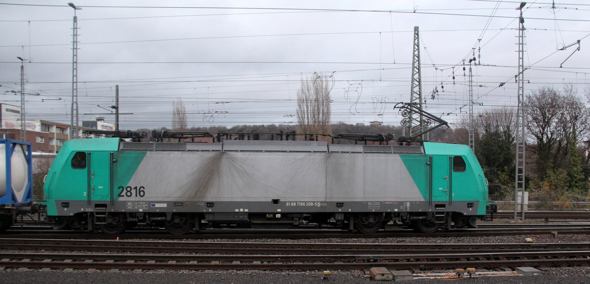 Die Cobra 2816 fährt mit einem Güterzug aus Österreich nach Belgien bei der Abfahrt aus Aachen-West und fährt in Richtung Montzen/Belgien. 
Aufgenommen vom Bahnsteig in Aachen-West. 
Bei Regenwolken am Nachmittag vom 20.12.2018.
