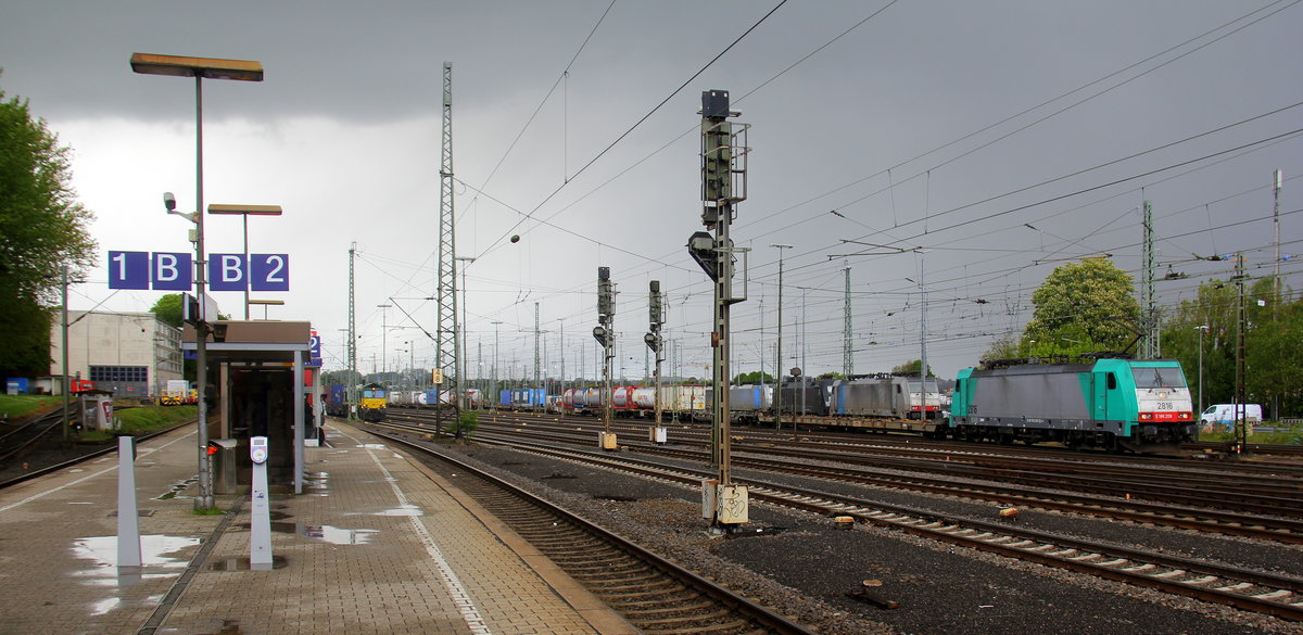 Die Cobra 2816  fährt mit einem Containerzug aus Gallarate(I) nach Antwerpen-Oorderen(B), aufgenommen bei der Ausfahrt aus Aachen-West in Richtung Montzen/Belgien. 
Aufgenommen vom Bahnsteig in Aachen-West.
Bei Schauerwolken am Kalten Nachmittag vom 4.5.2019.