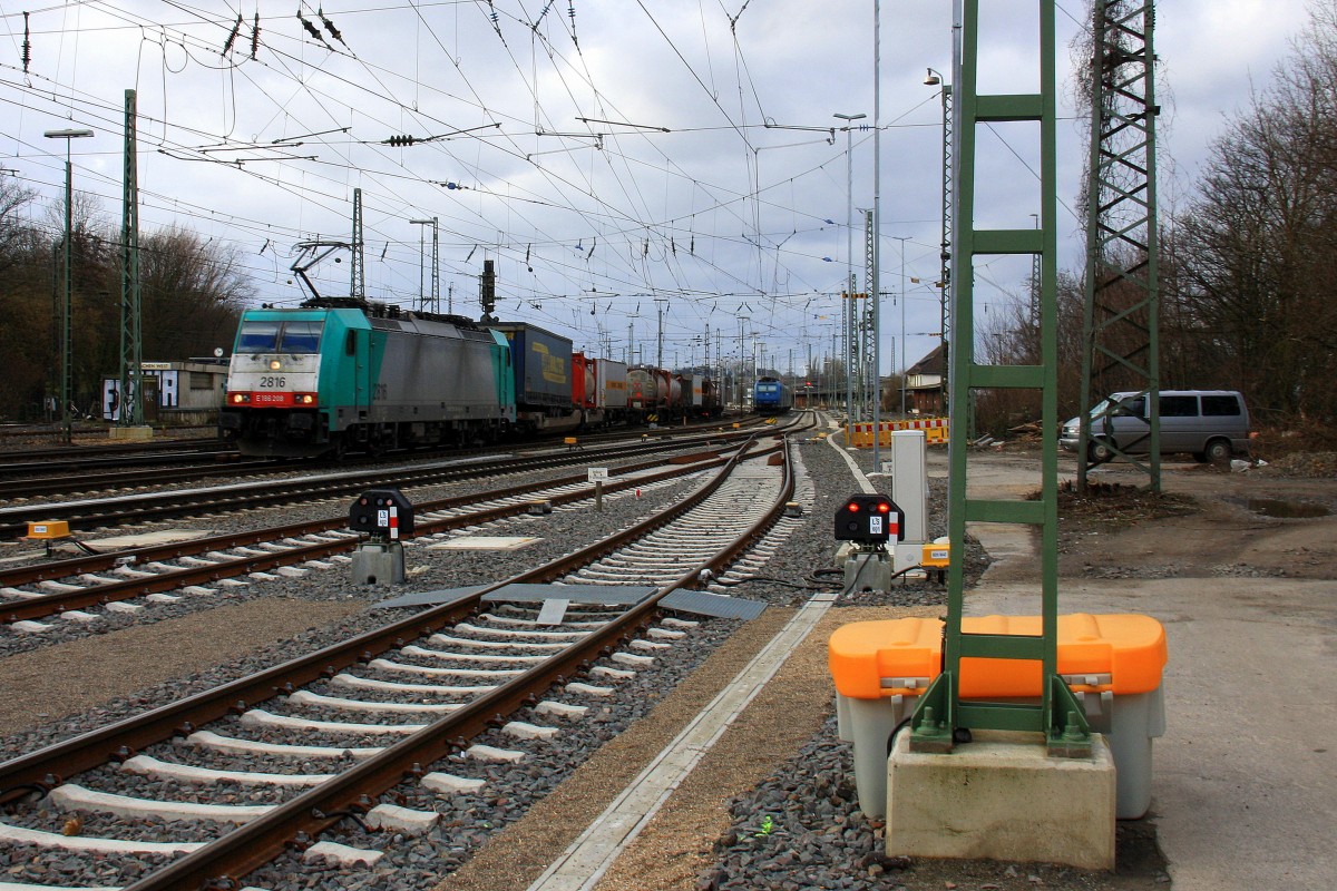 Die Cobra 2816 fährt mit einem langen Containerzug aus Verona(I) nach Antwerpen-Noord(B) bei der Ausfahrt in Aachen-West und fährt in Richtung Montzen/Belgien bei Sonne und Regenwolken am 9.2.2014. 