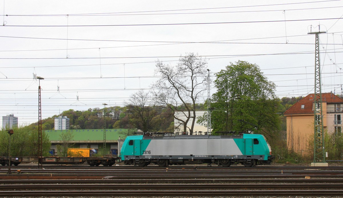 Die Cobra 2816 fährt mit einem langen Containerzug aus Gallarate(I) nach Antwerpen-Oorderen(B), aufgenommen bei der Ausfahrt aus Aachen-West in Richtung Montzen/Belgien.
Aufgenommen vom Bahnsteig in Aachen-West bei Sonne und Regenwolken am Nachmittag vom 6.4.2014. 