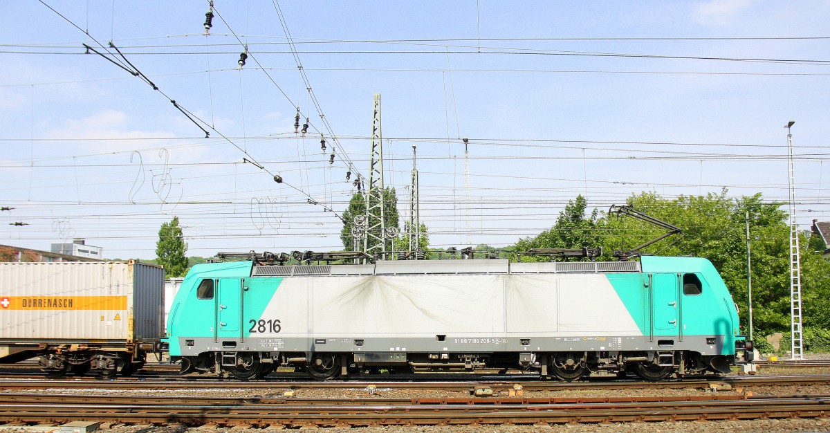 Die Cobra 2816 fährt mit einem langen Containerzug aus Verona(I) nach Antwerpen-Noord(B), aufgenommen bei der Ausfahrt aus Aachen-West in Richtung Montzen/Belgien.
Aufgenommen vom Bahnsteig in Aachen-West bei schönem Sonnenschein am Nachmittag vom 4.5.2014.