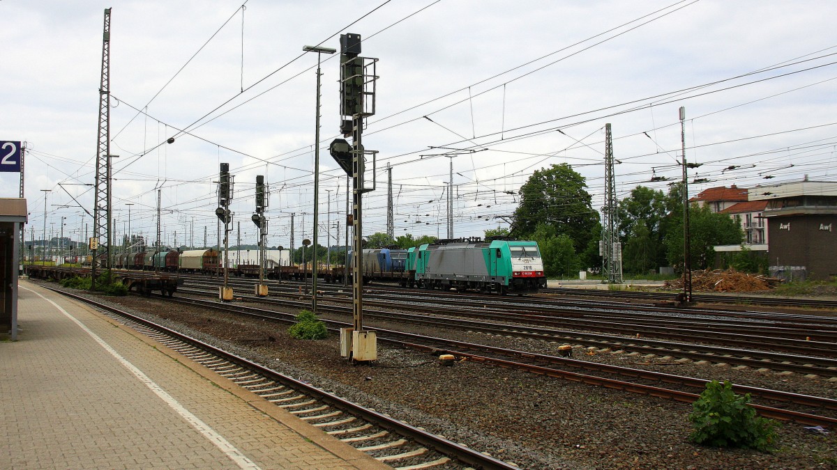 Die Cobra 2816 fährt mit einem langen gemischten Güterzug aus Antwerpen-Noord(B) nach Köln-Gremberg bei der Ausfahrt aus Aachen-
West und fährt in 
Richtung Aachen-Schanz,Aachen-Hbf,Köln.
Aufgenommen vom Bahnsteig in Aachen-West bei Sonne und Wolken am Nachmittag vom 14.6.2014.