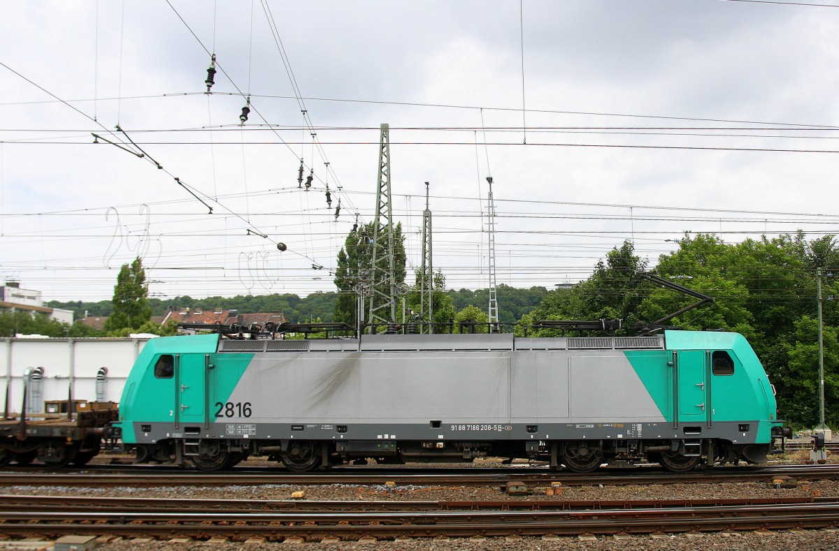 Die Cobra 2816 fährt mit einem langen gemischten Güterzug aus Antwerpen-Noord(B) nach Köln-Gremberg bei der Ausfahrt aus Aachen-West und fährt in Richtung Aachen-Schanz,Aachen-Hbf,Köln. Aufgenommen vom Bahnsteig in Aachen-West bei Sonne und Wolken am Nachmittag vom 14.6.2014.