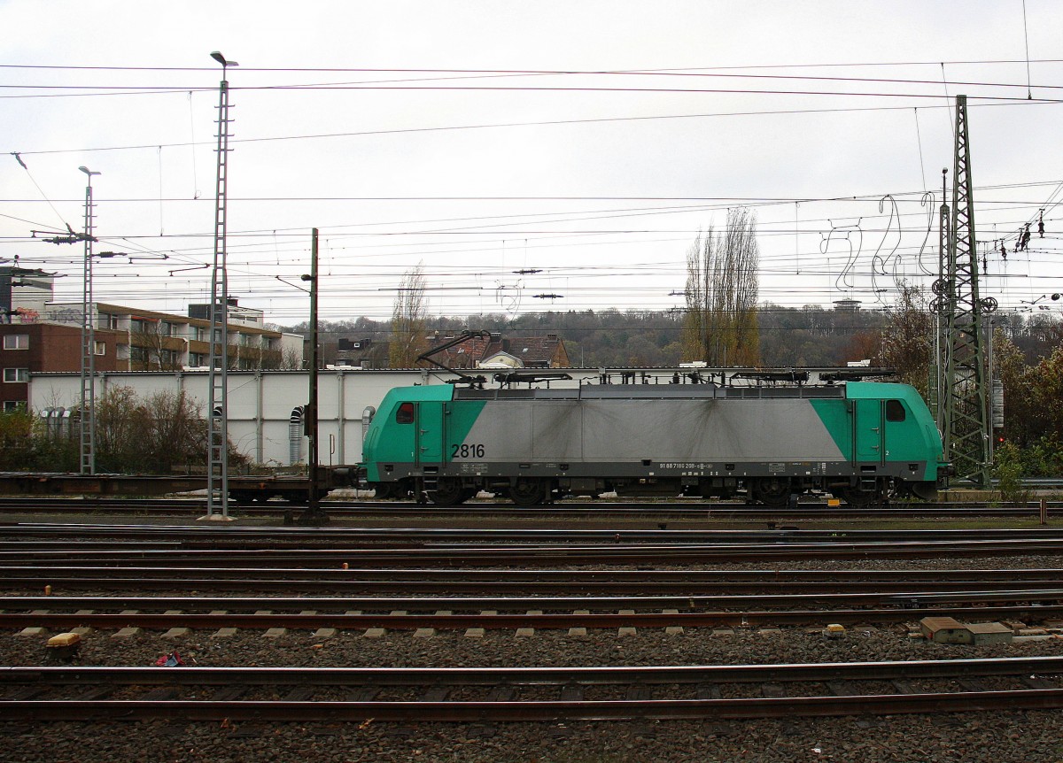Die Cobra 2816 fährt mit einem langen Containerzug aus Gallarate(I) nach Antwerpen-Oorderen(B), aufgenommen bei der Ausfahrt aus Aachen-West in Richtung Montzen/Belgien. Aufgenommen vom Bahnsteig in Aachen-West. 
Bei Regenwolken am Nachmittag vom 15.11.2015.