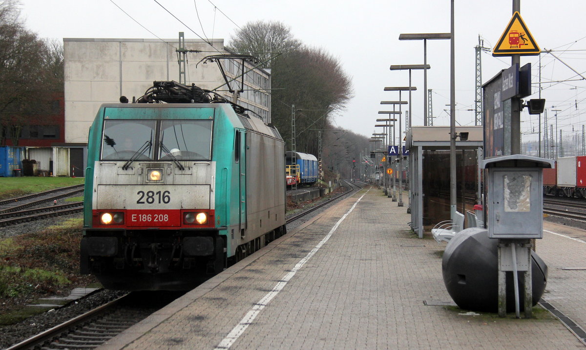 Die Cobra 2816 kommt als Lokzug aus Köln-Gremberg(D) nach Belgien und kommt aus Richtung Rheydt-Hbf,Wickrath,Beckrath,Herrath,Erkelenz,Baal,Hückelhoven-Baal,Brachelen,Lindern,Süggerath,Geilenkirchen,Frelenberg,Zweibrüggen,Übach-Palenberg,Rimburg,Finkenrath,Hofstadt,Herzogenrath, Kohlscheid,Richterich,Laurensberg und fährt durch Aachen-West in Richtung Montzen/Belgien.
Aufgenommen vom Bahnsteig in Aachen-West. 
Bei Regenwetter am Nachmittag vom 26.1.2019. 