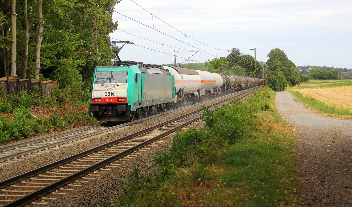 Die Cobra 2816  kommt aus Richtung Aachen-West mit viel Sand die Gemmenicher-Rampe hoch mit einem lagen Kesselzug aus Ludwigshafen-BASF nach Antwerpen-BASF(B) und fährt in Richtung Montzen/Belgien. 
Aufgenommen an der Montzenroute am Gemmenicher-Weg.
Bei Sommerwetter am Nachmittag vom 29.7.2018.