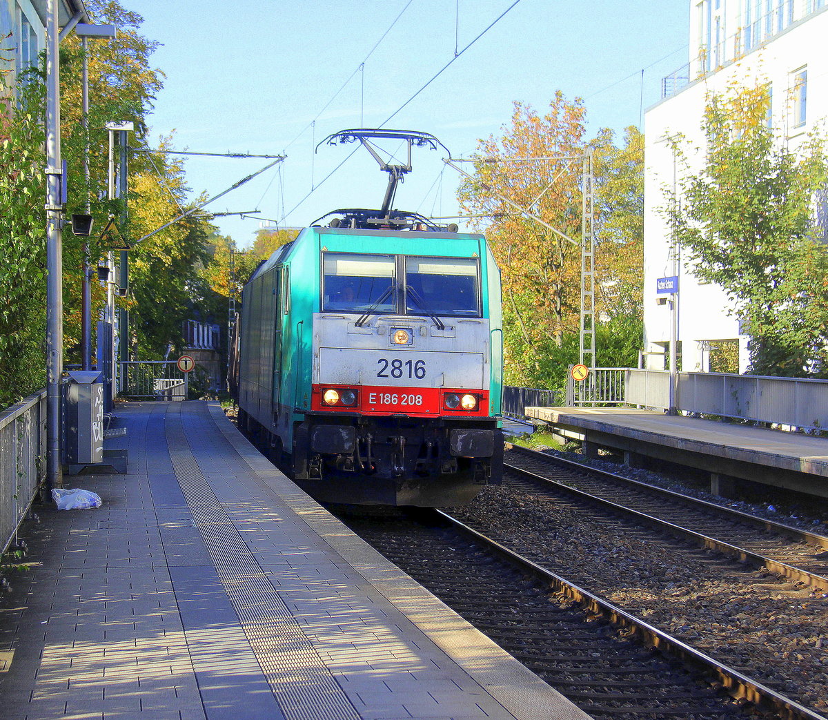 Die Cobra 2816 kommt aus Richtung Aachen-West mit gemischten Güterzug aus Antwerpen-Noord(B) nach Köln-Gremberg(D) und fährt durch Aachen-Schanz in Richtung Aachen-Hbf,Aachen-Rothe-Erde,Stolberg-Hbf(Rheinland)Eschweiler-Hbf,Langerwehe,Düren,Merzenich,Buir,Horrem,Kerpen-Köln-Ehrenfeld,Köln-West,Köln-Süd. Aufgenommen vom Bahnsteig von Aachen-Schanz. 
Bei Sommerwetter am Nachmittag vom 5.10.2018.