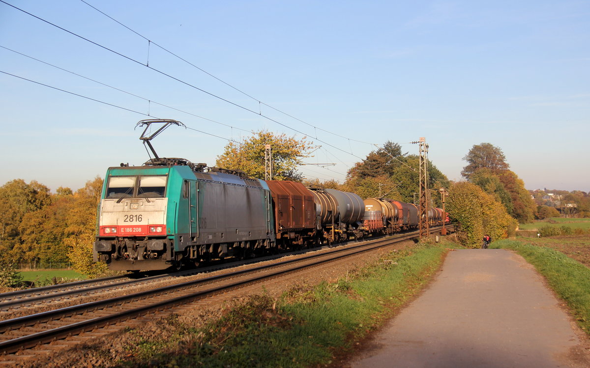 Die Cobra 2816 kommt aus Richtung Aachen-West und fährt die Gemmenicher-Rampe hoch mit einem gemischten Güterzug aus Köln-Gremberg(D) nach Antwerpen-Noord(B) und fährt in Richtung Montzen/Belgien. 
Aufgenommen an der Montzenroute am Gemmenicher-Weg.
Bei schönem Herbstwetter am Nachmittag vom 3.11.2018.