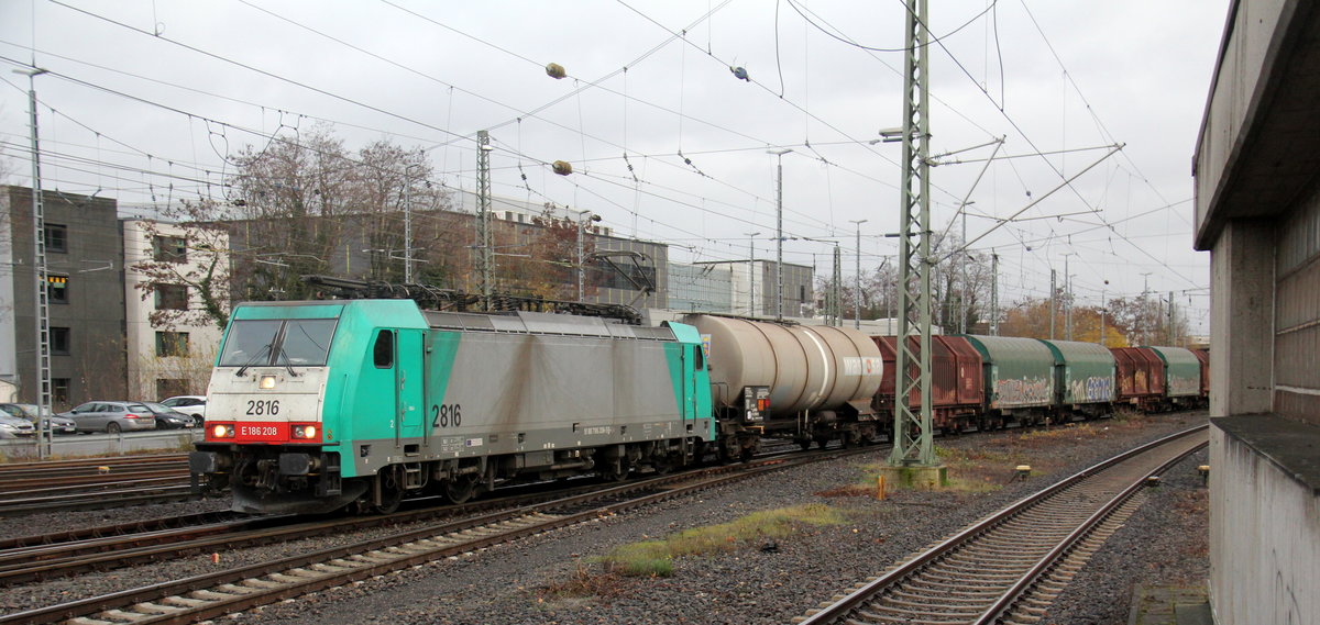 Die Cobra 2816  kommt aus Richtung Montzen(B) mit einem Güterzug aus Österreich nach Belgien und fährt in Aachen-West ein.
Aufgenommen vom Bahnsteig 2 in Aachen-West.
Bei Regenwolken am Nachmittag vom 20.12.2018.