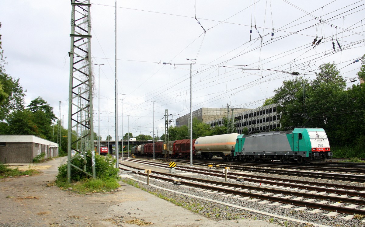 Die Cobra 2816 kommt aus Richtung Köln,Aachen-Hbf mit einem langen gemischten Güterzug aus Köln-Gremberg nach Antwerpen-Noord(B) und fährt in Aachen-West ein.
Bei Sonne und Regenwolken am Nachmittag vom 5.7.2014.