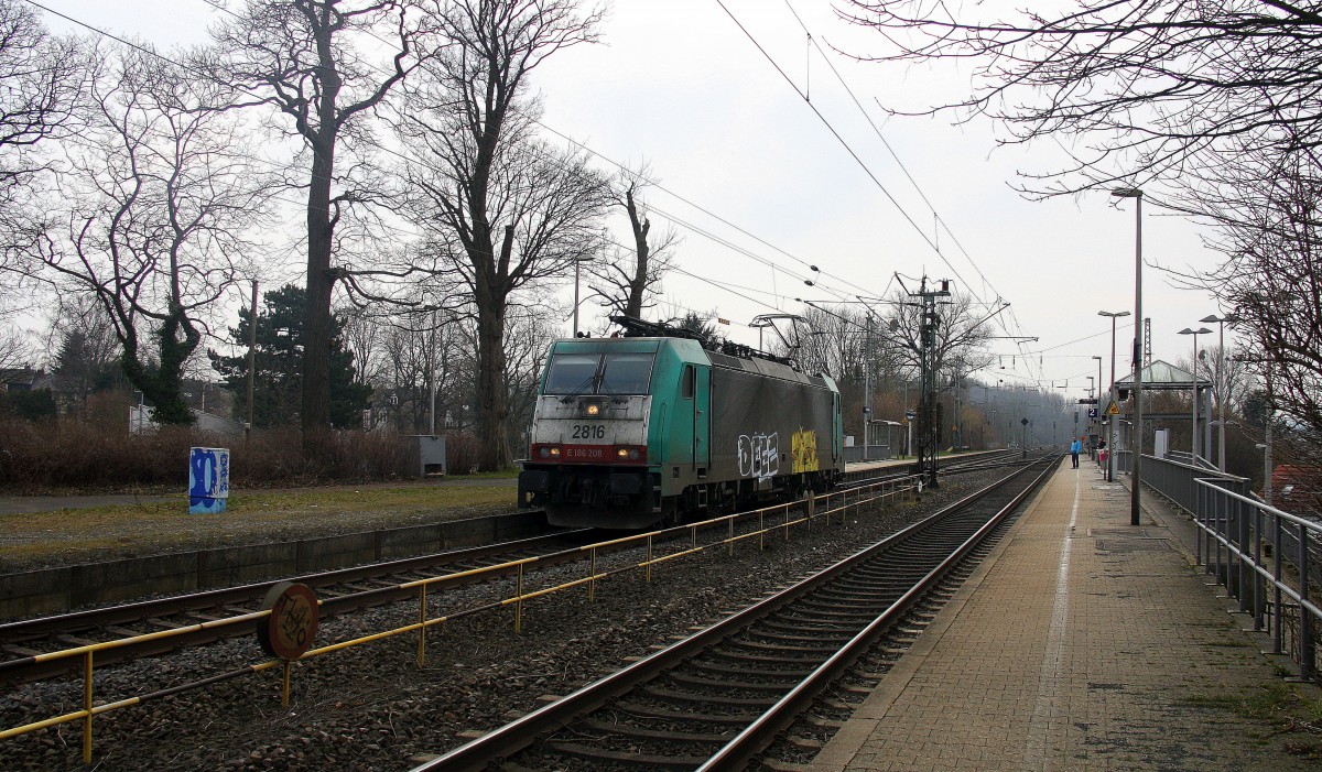 Die Cobra 2816 kommt aus Richtung Aachen-West,Laurensberg,Richterich und fährt durch Kohlscheid und fährt als Lokzug aus Aachen-West nach Köln-Gremberg und fährt durch Kohlscheid und fährt in Richtung Herzogenrath,Neuss.
Am 14.3.2015.
