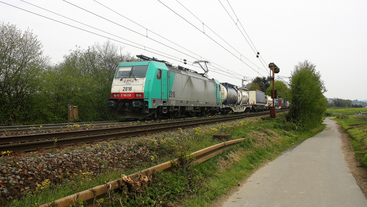 Die Cobra 2816  kommt aus Richtung Aachen-West und fährt die Gemmenicher-Rampe hochgefahren mit einem langen Containerzug aus Gallarate(I) nach Antwerpen-Oorderen(B) und fährt in Richtung Montzen/Belgien. 
Aufgenommen an der Montzenroute am Gemmenicher-Weg. 
Bei Sonne und Wolken am 2.5.2015.
