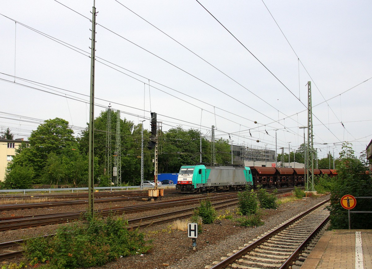 Die Cobra 2816 kommt aus Richtung Montzen/Belgien mit einem langen Kohlenzug aus Gent-Zeehaven(B) nach Garching(D) und fährt in Aachen-West ein. 
Aufgenommen vom Bahnsteig in Aachen-West. 
Bei Sonne und Wolken am Nachmittag vom 26.6.2015.