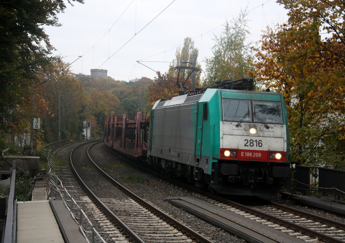 Die Cobra 2816 kommt aus Richtung Aachen-West auf dem falschen Gleis mit einem Güterzug aus Muizen(B) nach Köln-Gremerg(D) und fährt durch Aachen-Schanz in Richtung Aachen-Hbf,Aachen-Rothe-Erde,Stolberg-Hbf(Rheinland)Eschweiler-Hbf,Langerwehe,Düren,Merzenich,Buir,Horrem,Kerpen-Köln-Ehrenfeld,Köln-West,Köln-Süd. Aufgenommen vom Bahnsteig von Aachen-Schanz.
Bei Wolken am Morgen vom 28.10.2016.