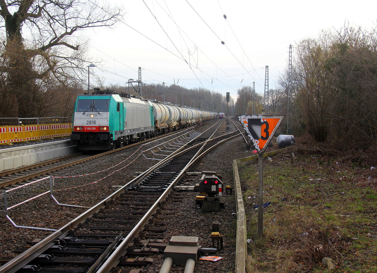 Die Cobra 2816 kommt durch Kohlscheid aus Richtung Aachen-West mit einem langen Kesselzug aus Antwerpen-Kanaaldok(B) nach Millingen-Solvay(D) Laurensberg,Richterich und fährt durch Kohlscheid in Richtung Herzogenrath,Hofstadt,Finkenrath,Rimburg,Übach-Palenberg,Zweibrüggen,Frelenberg,Geilenkirchen,Süggerath,Lindern,Brachelen,Hückelhoven-Baal,Baal,Erkelenz,Herrath,Beckrath,Wickrath,Rheydt. 
Aufgenommen von Bahnsteig 2 in Kohlscheid.
Bei Sonnenschein am Nachmittag vom 13.2.2019.