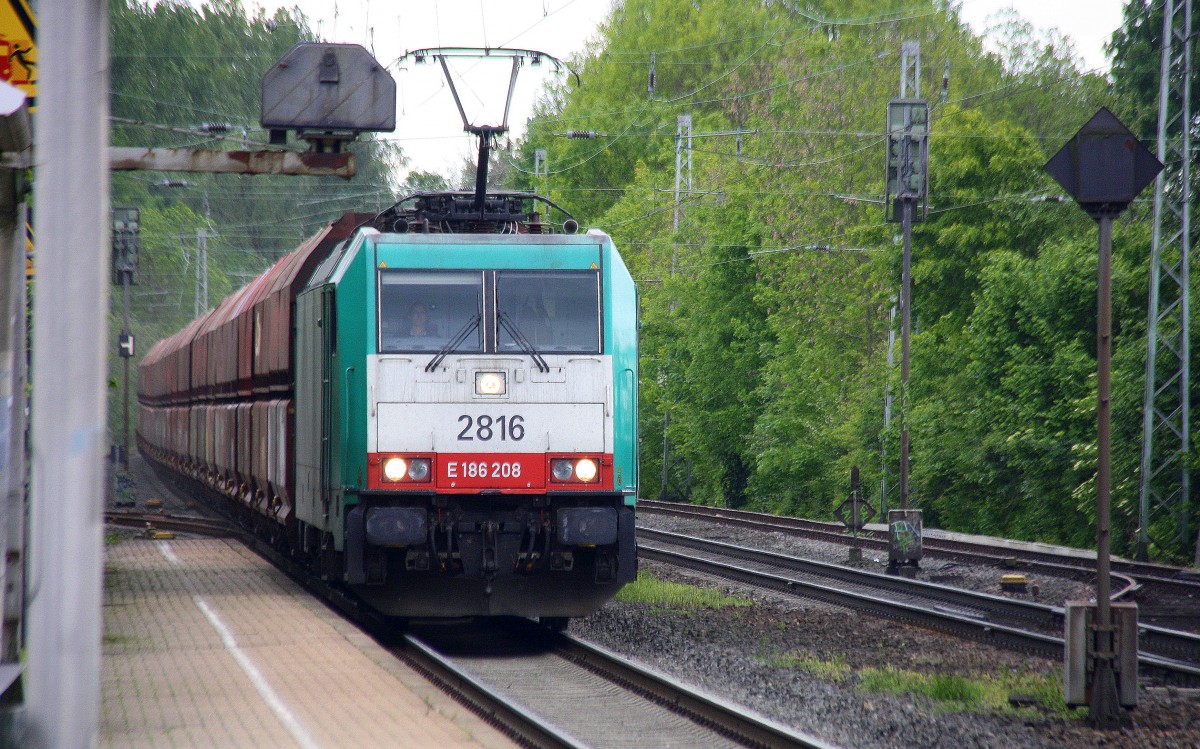 Die Cobra 2816 kommt durch Kohlscheid aus Richtung Aachen-West mit eienem langen Kalkzug aus Yves-Gomezée(B) nach Millingen und fährt Richtung Herzogenrath,Neuss.
Bei Regenwolken am 11.5.2014.