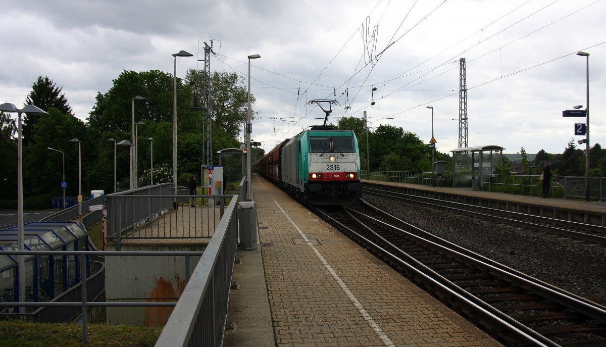 Die Cobra 2816 kommt durch Kohlscheid aus Richtung Aachen-West mit eienem langen Kalkzug aus Yves-Gomezée(B) nach Millingen und fährt Richtung Herzogenrath,Neuss.
Bei Regenwolken am Nachmittag vom 11.5.2014.