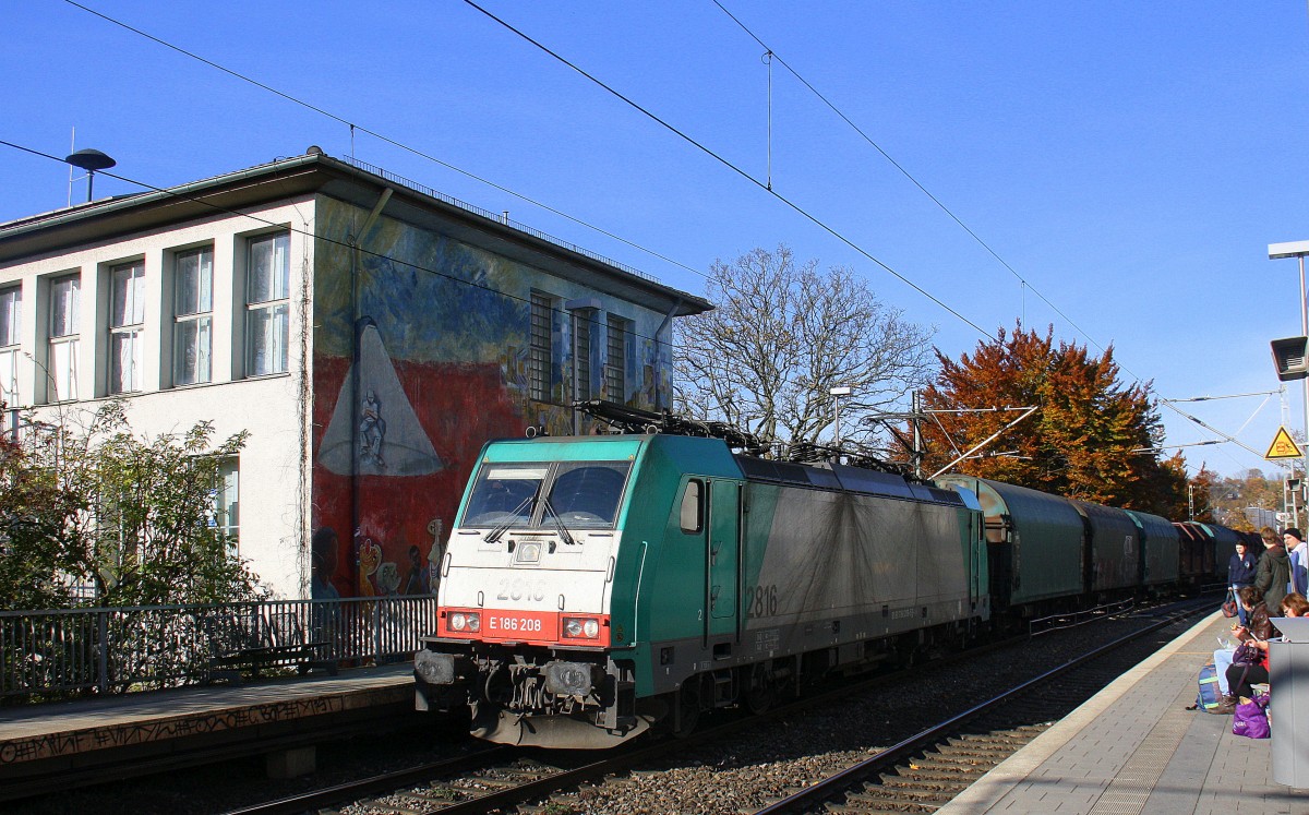 Die Cobra 2816 kommt durch Aachen-Schanz mit einem langen gemischten Güterzug aus Antwerpen-Noord(B) nach Köln-Gremberg und kommt aus Richtung Aachen-West und fährt in Richtung Aachen-Hbf,Aachen-Rothe-Erde,Stolberg-Hbf(Rheinland)Eschweiler-Hbf,Langerwehe,Düren,Merzenich,Buir,Horrem,Kerpen-Köln-Ehrenfeld,Köln-West,Köln-Süd.
Bei schönem Herbstwetter am Mittag vom 31.10.2015.