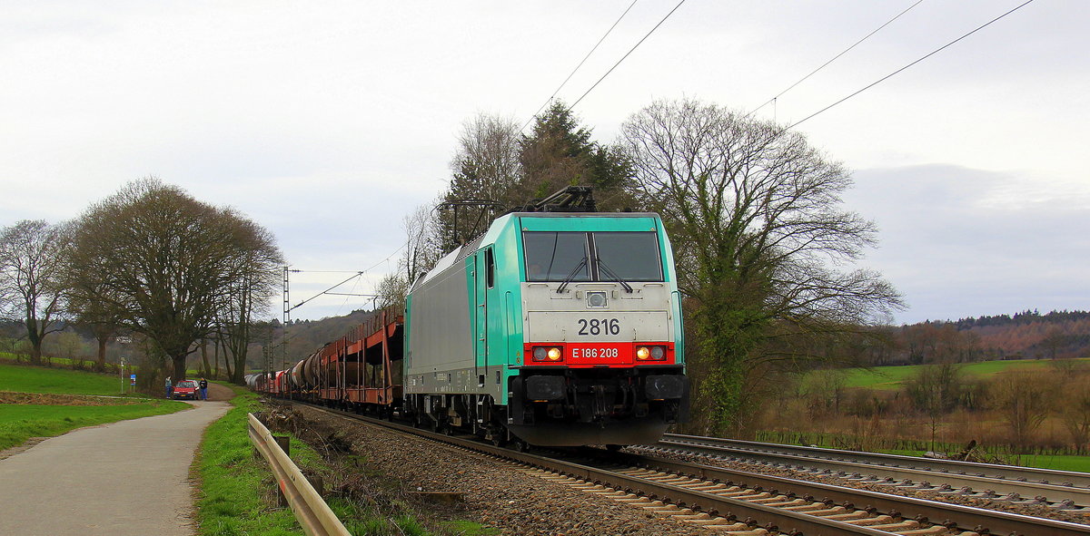 Die Cobra 2816  kommt die Gemmenicher-Rampe herunter nach Aachen-West mit einem Güterzug aus Antwerpen-Noord(B) nach Köln-Gremberg(D). 
Aufgenommen an der Montzenroute am Gemmenicher-Weg. 
Bei Sonne und Regenwolken am Mittag vom 6.3.2019.