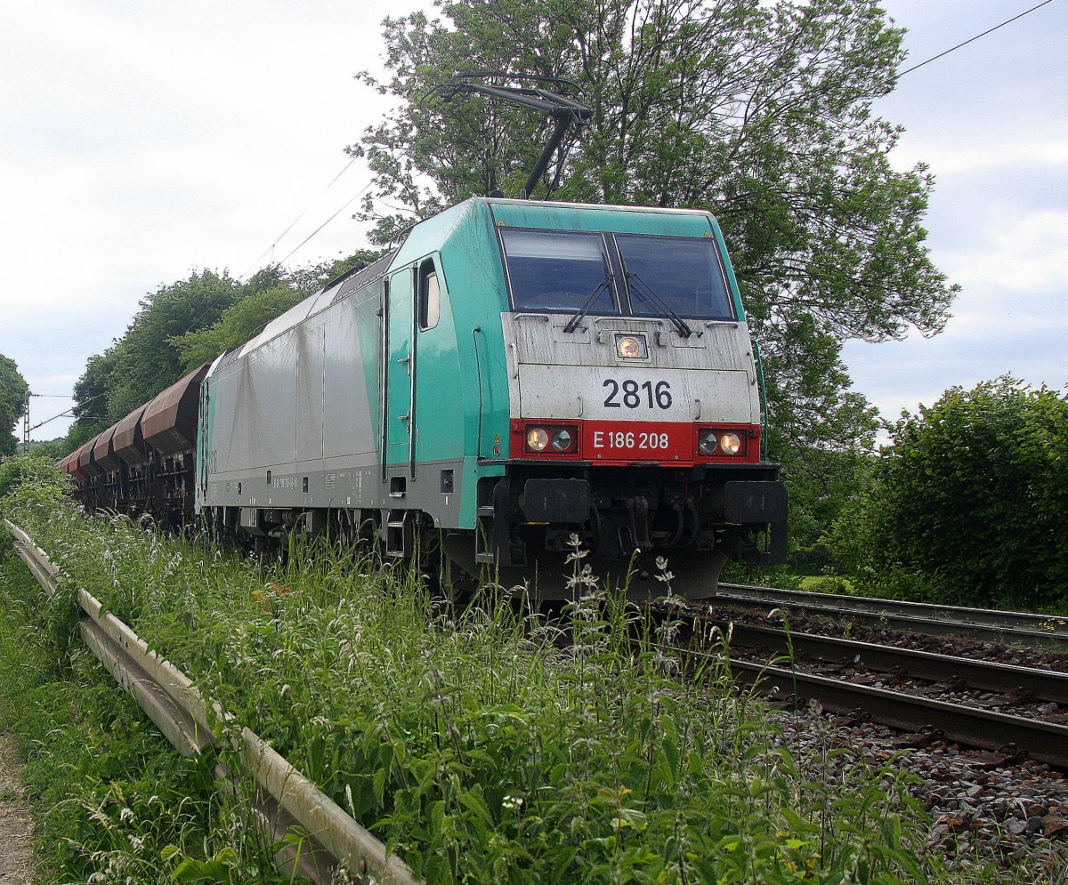 Die Cobra 2816 kommt die Gemmenicher-Rampe herunter nach Aachen-West mit einem langen Kohlenzug aus Gent-Zeehaven(B) nach Garching(D). Aufgenommen an der Montzenroute am Gemmenicher-Weg. 
Bei Sonne und Wolken am Nachmittag vom 29.5.2015.