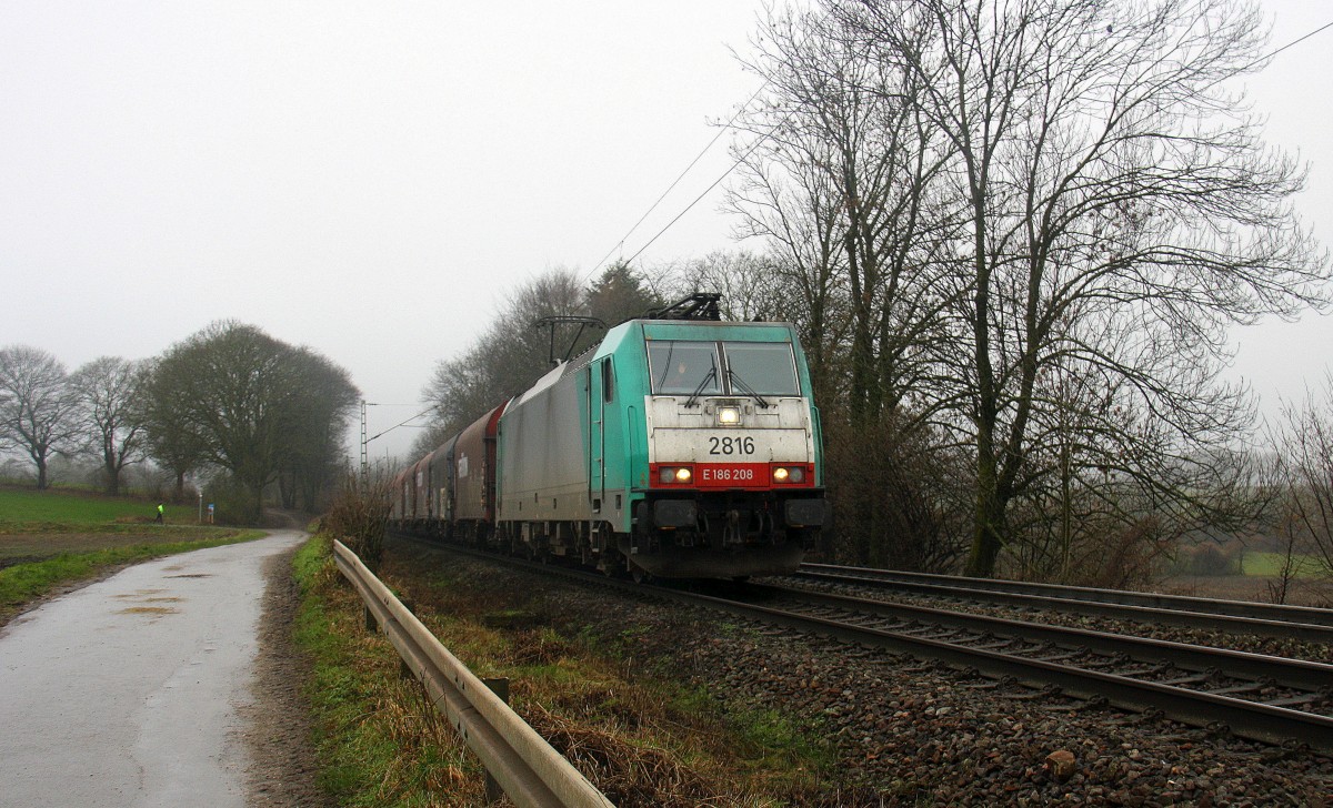 Die Cobra 2816  kommt die Gemmenicher-Rampe herunter nach Aachen-West mit einem kurzen gemischten Güterzug aus Antwerpen-Noord(B) nach Köln-Gremberg(D). 
Aufgenommen an der Gemmenicher-Rampe am Gemmenicher-Weg an der Montzenroute. 
Bei Niselregen am Mittag vom 23.1.2016.